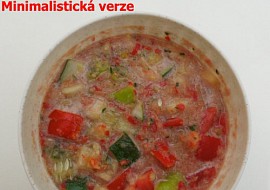 Sladký zeleninový koktejl (salát) s kousky paprik, rajčat a okurek