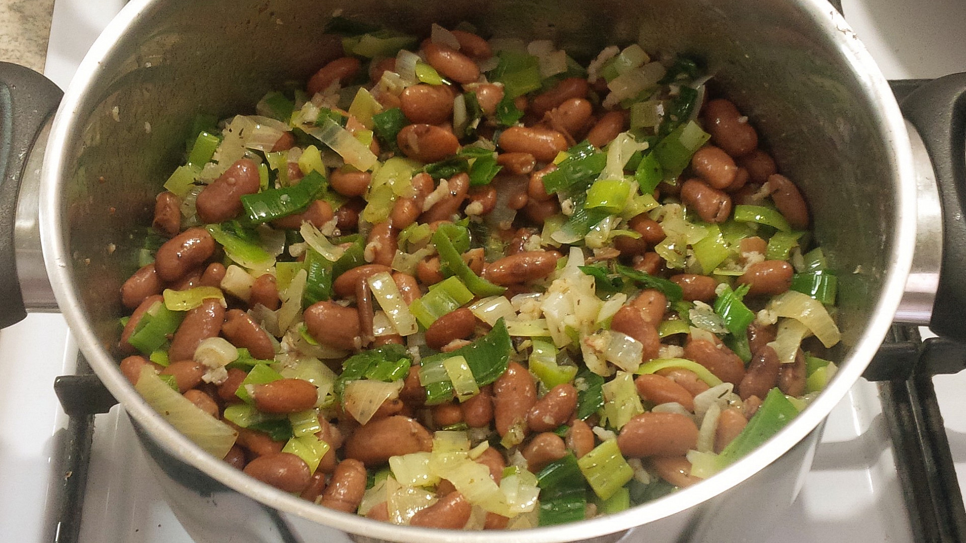 Teplý fazolový salát s pórkem