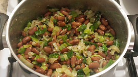 Teplý fazolový salát s pórkem