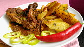 Vepřové kotlety pečené na barevném nasekaném mixu ze žampionů, paprik a chilli papričky