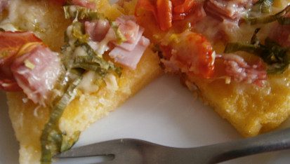 Zapečená polenta, Zapečená polenta s rajčaty, pórkem a bezlep. šunkou, zasypané sýrem