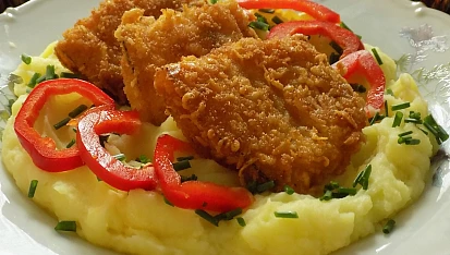 Cibule smažená ve slanině a sýrové strouhance