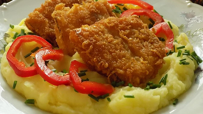 Cibule smažená ve slanině a sýrové strouhance
