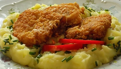 Cibule smažená ve slanině a sýrové strouhance