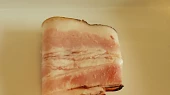 Cibule smažená ve slanině a sýrové strouhance