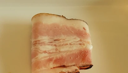 Cibule smažená ve slanině a sýrové strouhance