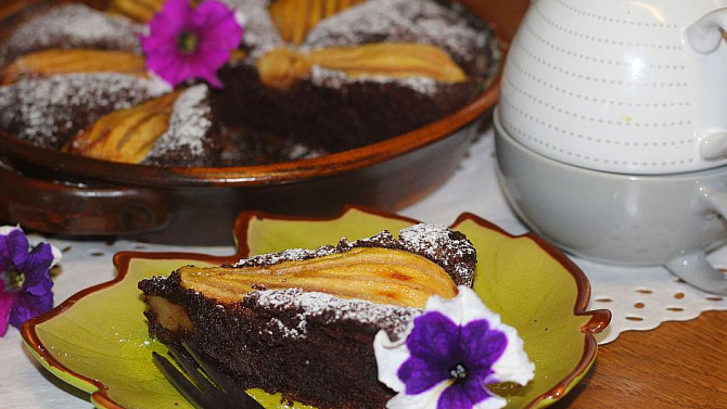 Čokoládovo - mandlový koláč s hruškami (bez mouky)