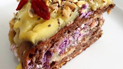 Čokoládový fitness dort ze špaldové mouky s jablky