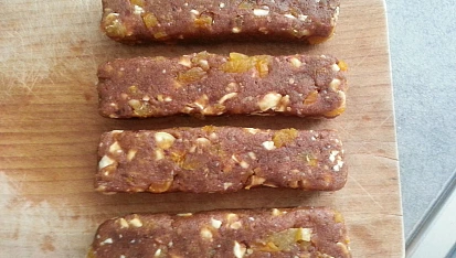Datlové raw tyčinky s kešu ořechy a meruňkami