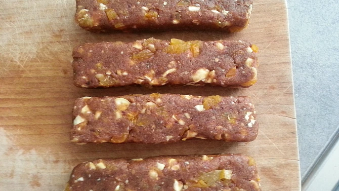 Datlové raw tyčinky s kešu ořechy a meruňkami