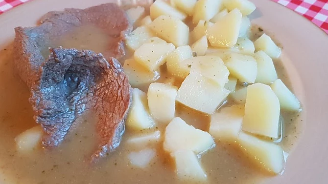Hovězí plátky s pórkovo-cuketovou omáčkou