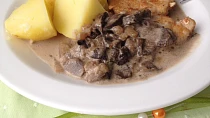Kotleta s houbovou omáčkou