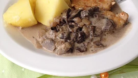 Kotleta s houbovou omáčkou