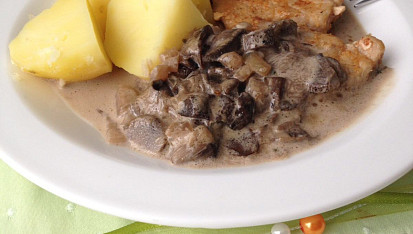 Kotleta s houbovou omáčkou
