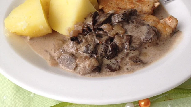 Kotleta s houbovou omáčkou