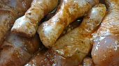 Kuřecí paličky pikantní (párty), maso řádně rozmíchat a nechat uležet