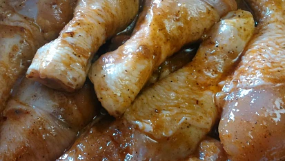 Kuřecí paličky pikantní (párty), maso řádně rozmíchat a nechat uležet