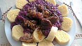 Moravský vrabec, Moravský vrabec s červeným zelím a bramborovým knedlíkem.