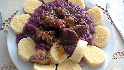 Moravský vrabec, Moravský vrabec s červeným zelím a bramborovým knedlíkem.