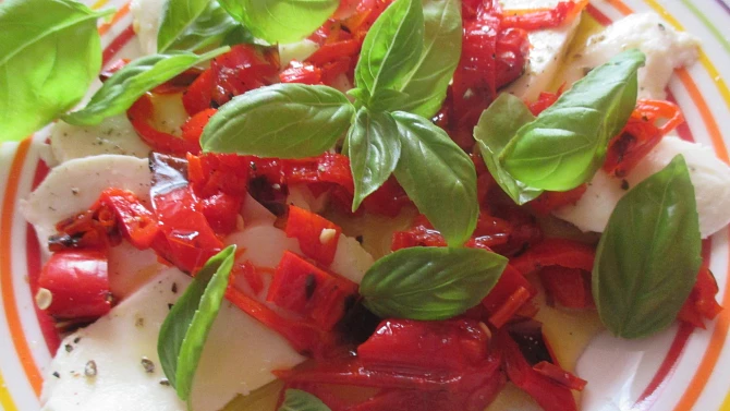 Mozzarella s grilovanými chilli papričkami