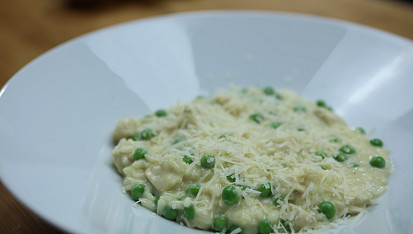 Parmezánové risotto s kuřecím masem a hráškem