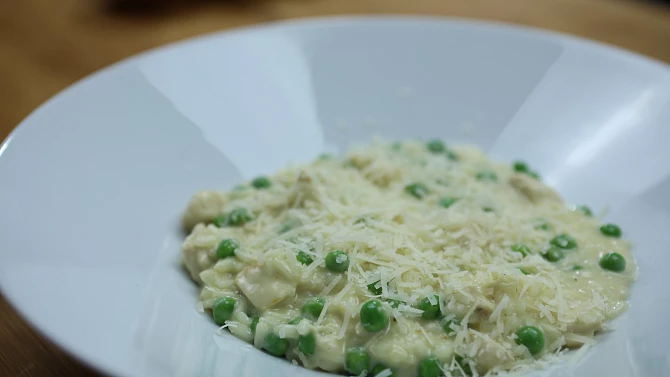 Parmezánové risotto s kuřecím masem a hráškem