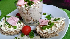 Pomazánka z tofu s mořskou solí, šunkou a bylinkami