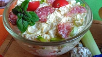 Pomazánka z trojúhelníčků Camembert, klobásy a vajec