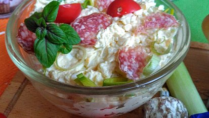 Pomazánka z trojúhelníčků Camembert, klobásy a vajec
