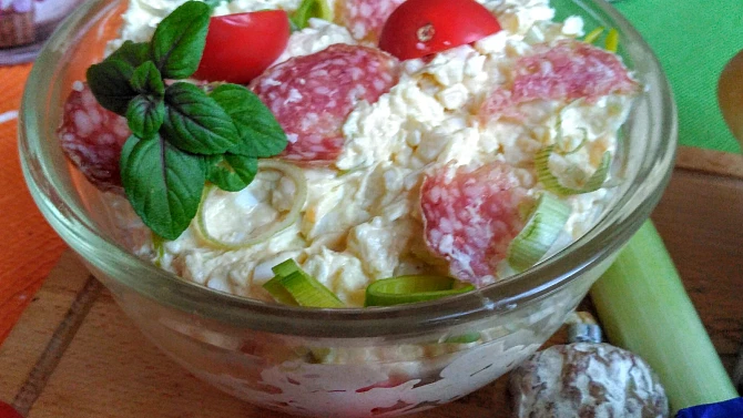 Pomazánka z trojúhelníčků Camembert, klobásy a vajec