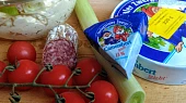 Pomazánka z trojúhelníčků Camembert, klobásy a vajec