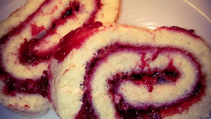 Puntíkovaná piškotová roláda s višňovou marmeládou