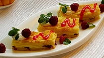 Šťavnaté tvarohovo-citronové řezy s brusinkami