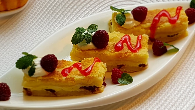 Šťavnaté tvarohovo-citronové řezy s brusinkami