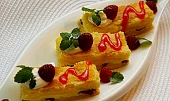 Šťavnaté tvarohovo-citronové řezy s brusinkami