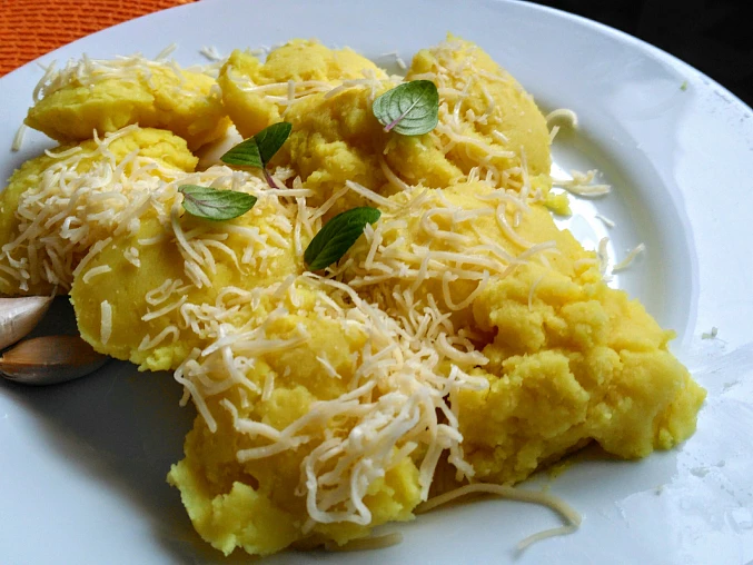 Šťouchané brambory s česnekem, sýrem a zakysanou smetanou