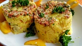 Šťouchané brambory s chorizo klobáskou, sýrem a červenou cibulí