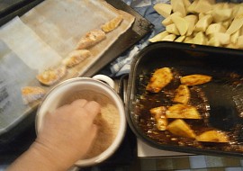 Brambory opečené se strouhankou (islandské) (Můj postup: ochutím máslo v pekáči, vsypu brambory, prohodím, pak jednotlivě obaluji ve strouhance.)