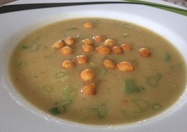 Krémová kvasnicová polévka s bazalkou