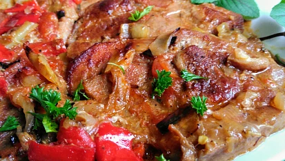 Krkovice naložená v hořčici, pečená s cibulí, paprikami a rajčaty