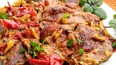 Krkovice naložená v hořčici, pečená s cibulí, paprikami a rajčaty
