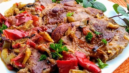 Krkovice naložená v hořčici, pečená s cibulí, paprikami a rajčaty