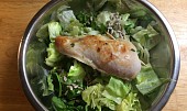 Kuřecí prsa plněná špenátem a sýrem na zeleném salátu (Plněná kuřecí prsa na salátu)