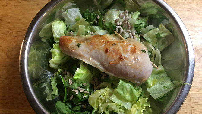 Kuřecí prsa plněná špenátem a sýrem na zeleném salátu, Plněná kuřecí prsa na salátu