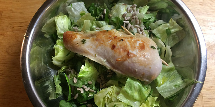Kuřecí prsa plněná špenátem a sýrem na zeleném salátu (Plněná kuřecí prsa na salátu)