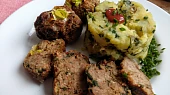Zapečené masové kuličky se špenátem a mozzarellou
