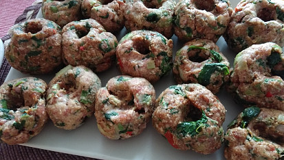 Zapečené masové kuličky se špenátem a mozzarellou