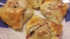 Pálivé švestkové šátečky se slaninou
