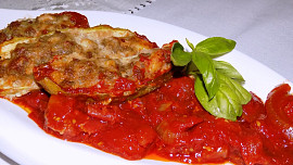 Plněná ačokča s rajčatovou omáčkou