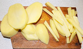 Salát z čínskeho zelí se sojovou zálivkou a bramborovou slámou